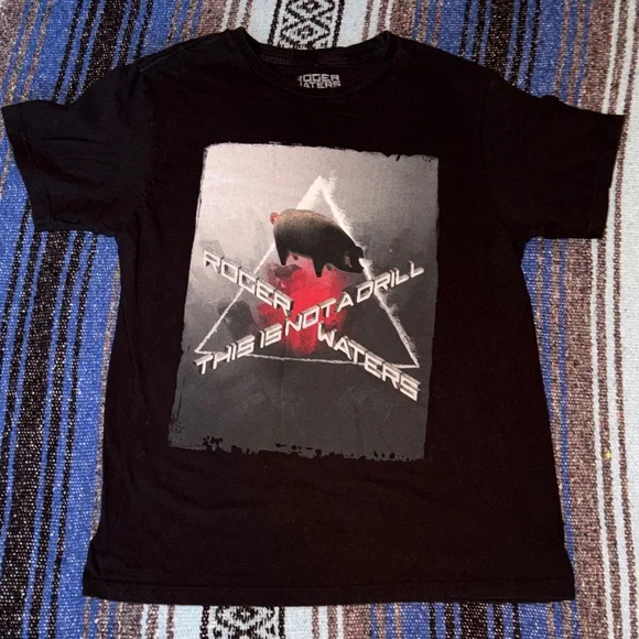 Roger Waters 2022 Tour Concert Tee Shirt - Picture 1 of 9